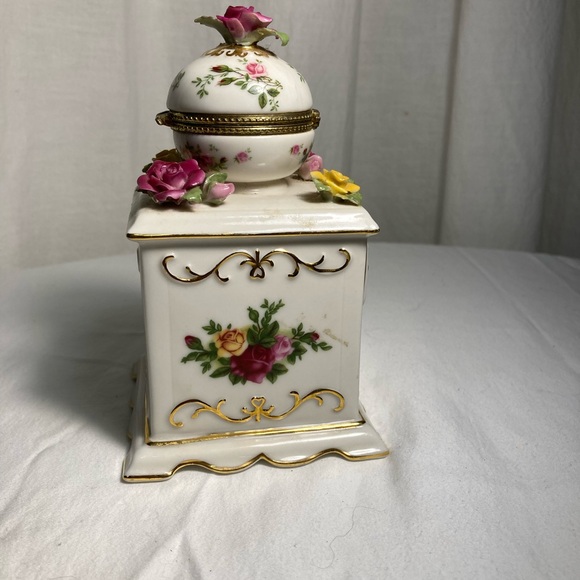 Royal Albert country Rose music box - Picture 3 of 7